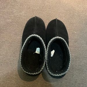 women’s size 8 black ugg slippers